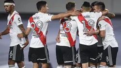 Rafael Santos Borré festejando un gol con sus compañeros de River.