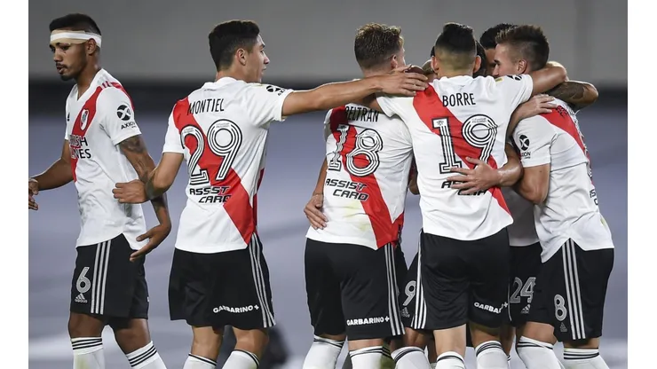 Rafael Santos Borré festejando un gol con sus compañeros de River.