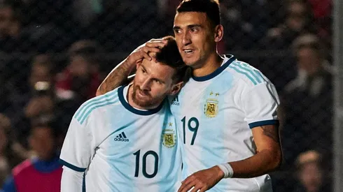 Leo Messi y Matías Suárez durante un partido de la selección Argentina.
