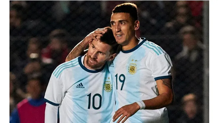 Leo Messi y Matías Suárez durante un partido de la selección Argentina.