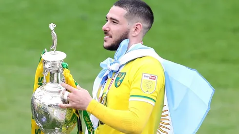 Emiliano Buendía levantando el trofeo del Championship de Inglaterra (Foto: Getty Images)