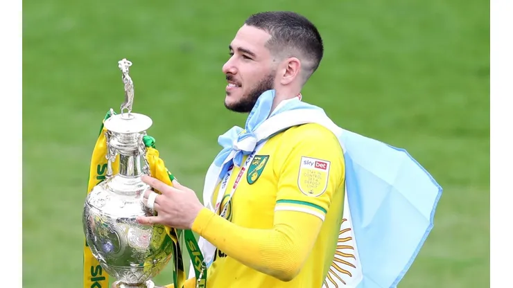 Emiliano Buendía levantando el trofeo del Championship de Inglaterra (Foto: Getty Images)