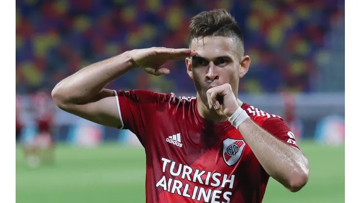 Rafael Borré festejando un gol con la camiseta de River.