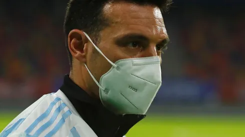 Lionel Scaloni piensa en el partido contra Colombia.