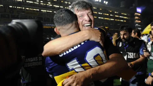 Mario Pergolini abrazándose con Carlos Tevez.