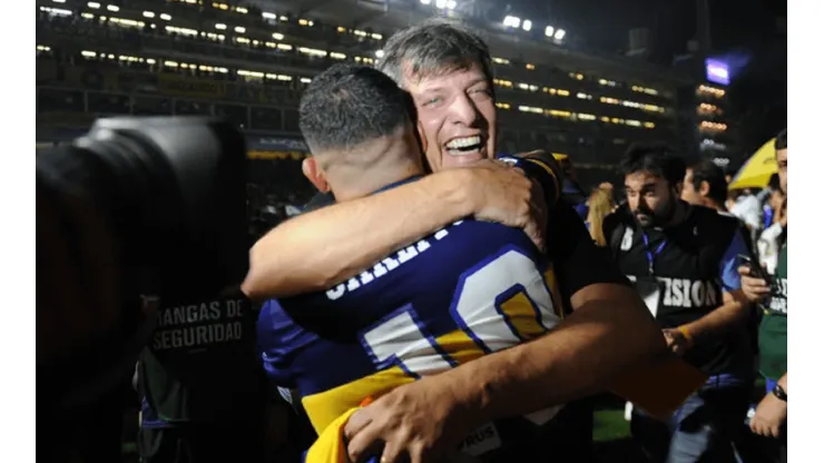Mario Pergolini abrazándose con Carlos Tevez.