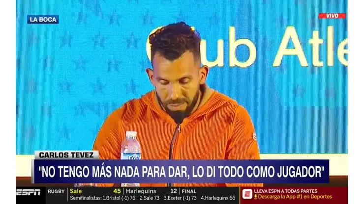 Carlos Tevez, envuelto en una gran emoción.