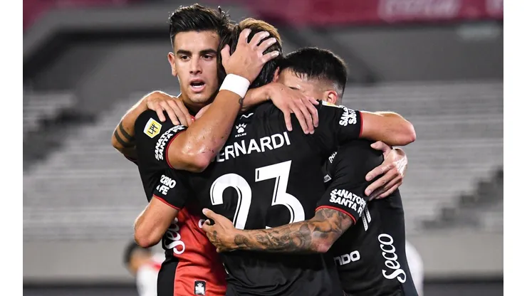 Colón festejando un gol ante River, uno de los pocos partidos que el Sabalero perdió (Fuente: Getty Images)