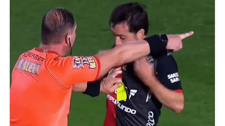 Néstor Pitana reaccionó con agresividad frente a Christian Bernardi en la final (Fuente: Getty Images)