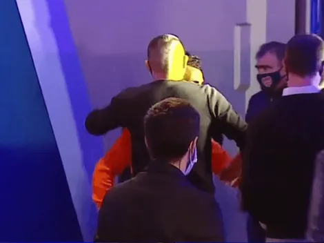Video: así fue el esperado abrazo de Carlos Tevez con Juan Román Riquelme