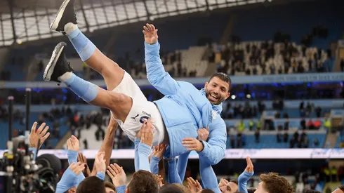 el Kun repartió regalos para todo el Manchester City en su despedida