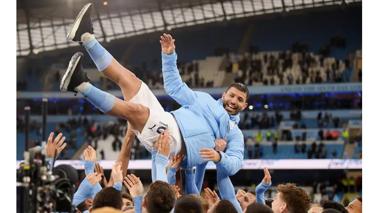 el Kun repartió regalos para todo el Manchester City en su despedida