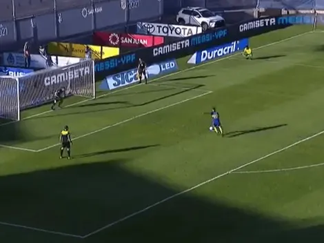 Video: Tevez quiso romper el arco pero estrelló su penal en el travesaño