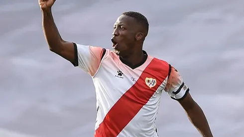 Luis Advíncula durante un partido con Rayo Vallecano.