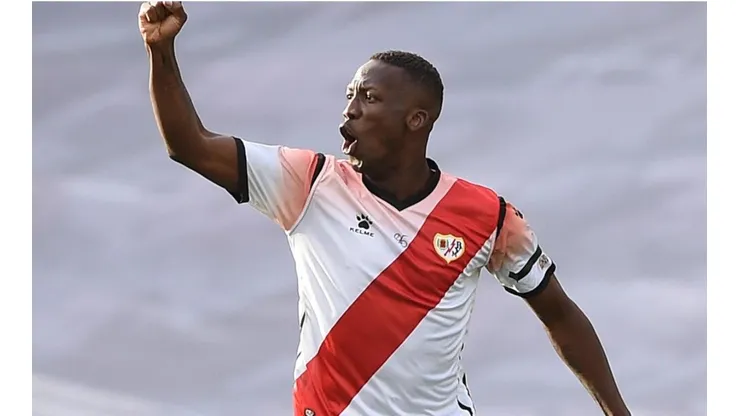 Luis Advíncula durante un partido con Rayo Vallecano.
