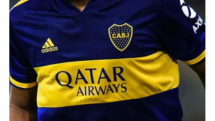 Un crack del fútbol europeo posó con la azul y oro