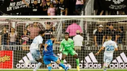 El Pipita Higuaín; de fondo la hinchada