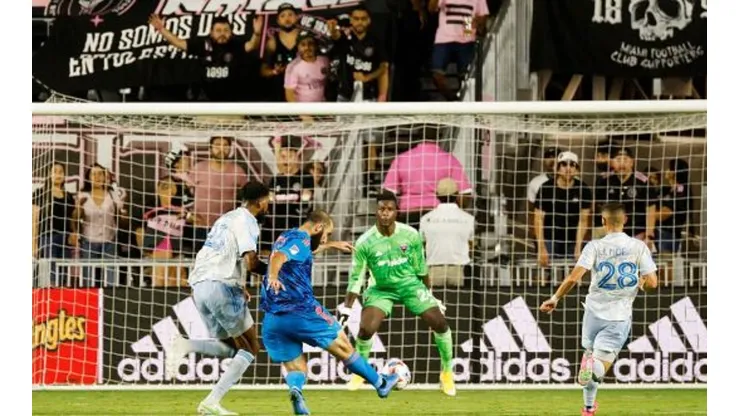 El Pipita Higuaín; de fondo la hinchada