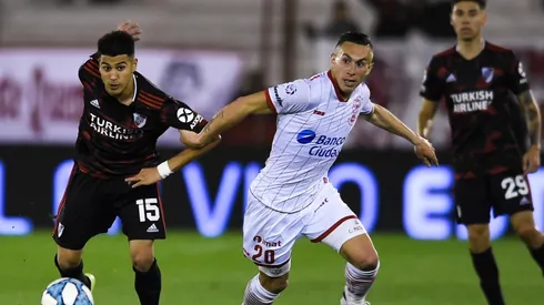 Norberto Briasco enfrentando a River Plate.