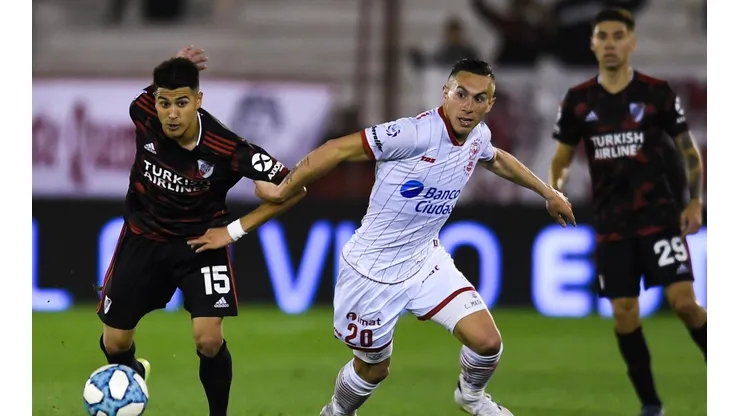 Norberto Briasco enfrentando a River Plate.