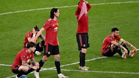 La frustración de los jugadores del United post derrota. Cavani, de pie