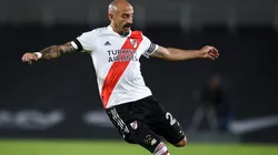 Javier Pinola defendiendo la camiseta de River.