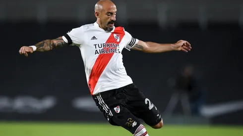 Javier Pinola defendiendo la camiseta de River.