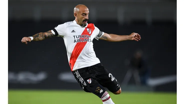 Javier Pinola defendiendo la camiseta de River.