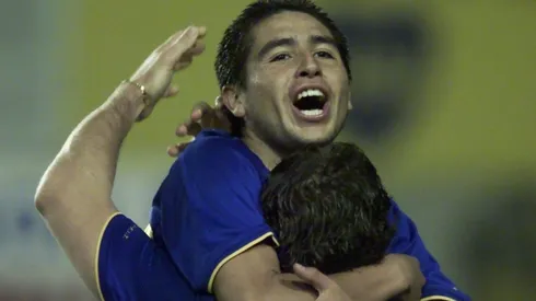 El abrazo entre el 10 y el 9: Juan Román Riquelme y Martín Palermo.