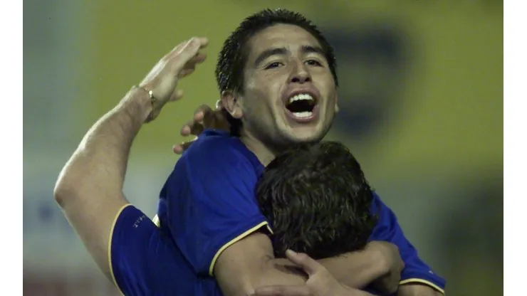 El abrazo entre el 10 y el 9: Juan Román Riquelme y Martín Palermo.