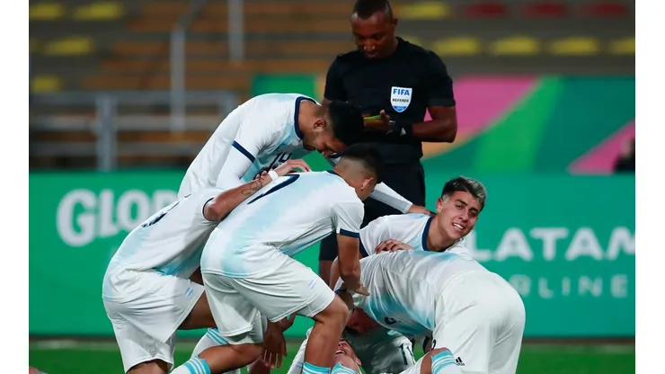 Urzi festejando un gol en la Albiceleste Sub-23.