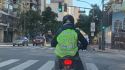 Es viral: salió con la moto y se dibujó la camiseta de Enzo Pérez arquero en el chaleco