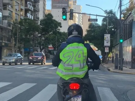 Es viral: salió con la moto y se dibujó la camiseta de Enzo Pérez arquero en el chaleco
