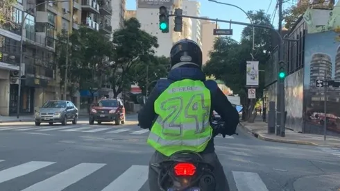 Es viral: salió con la moto y se dibujó la camiseta de Enzo Pérez arquero en el chaleco