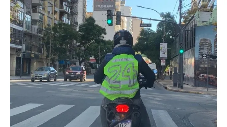 Es viral: salió con la moto y se dibujó la camiseta de Enzo Pérez arquero en el chaleco