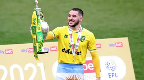 Emiliano Buendía y su foto con el trofeo del Championship 20/21