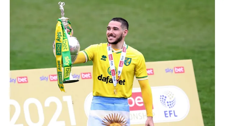 Emiliano Buendía y su foto con el trofeo del Championship 20/21