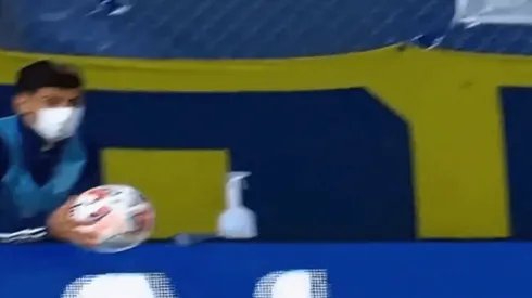 El alcanzapelotas de Boca llamó la atención de todos.