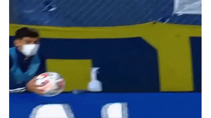 El alcanzapelotas de Boca llamó la atención de todos.
