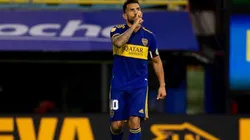 Carlos Tevez pidiendo silencio en la Bombonera.