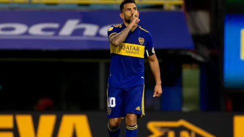 Carlos Tevez pidiendo silencio en la Bombonera.