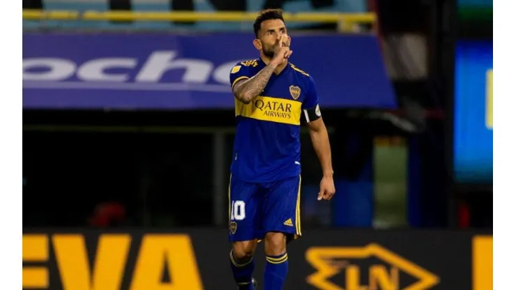 Carlos Tevez pidiendo silencio en la Bombonera.