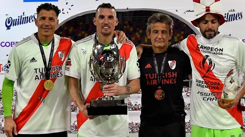 Con Armani, Bologna, Lux y Petroli ausentes, Leonardo Díaz deberá debutar en primera en el Superclásico. (Foto: Getty)