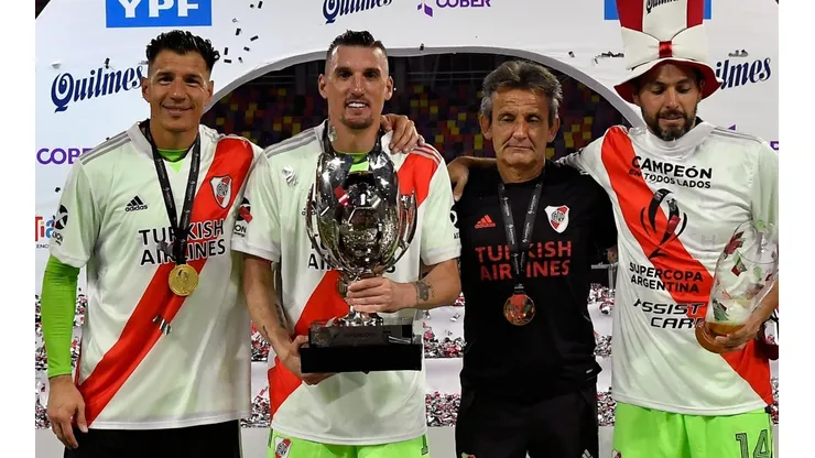 Con Armani, Bologna, Lux y Petroli ausentes, Leonardo Díaz deberá debutar en primera en el Superclásico. (Foto: Getty)