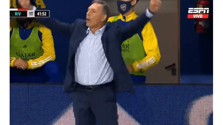 Apáguenle la tele a Bilardo: el tiro libre de Villa se fue afuera, pero Russo gritó gol