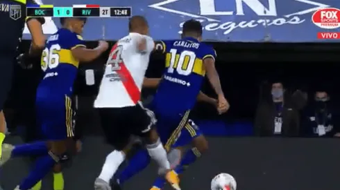 La patada de Maidana a Tevez.