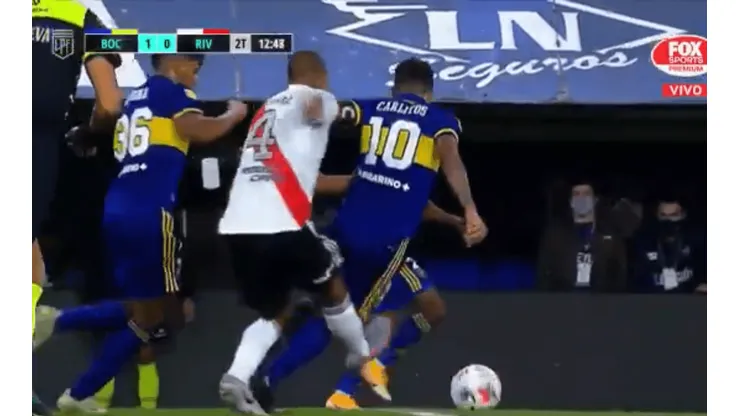 La patada de Maidana a Tevez.