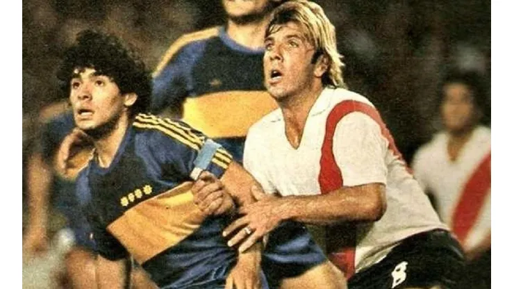 Reinaldo Merlo marcando a Diego Maradona.