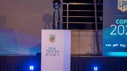 El trofeo de la Copa de la Liga espera por su dueño.