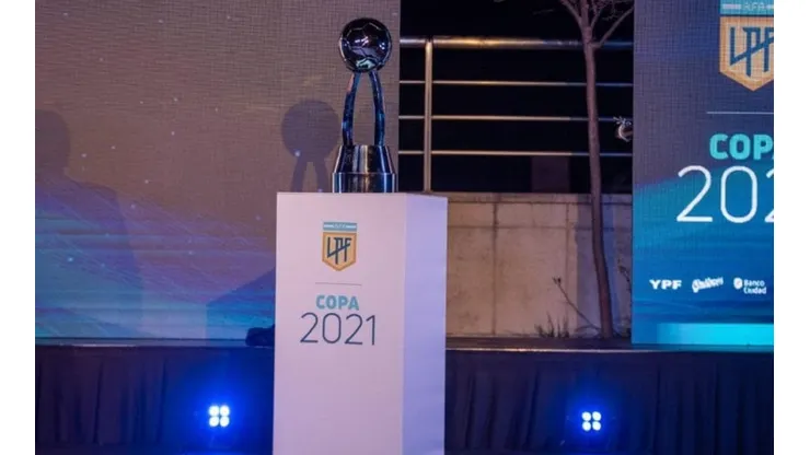 El trofeo de la Copa de la Liga espera por su dueño.